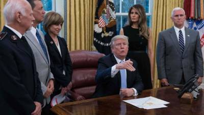 El presidente acusa a los demócratas de obstruir el cumplimiento de una de las promesas más importantes de su campaña.