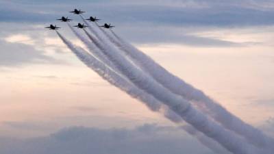 Aviones Blue Angels realizan un paso elevado como parte de las celebraciones del Día de la Independencia en Washington DC.