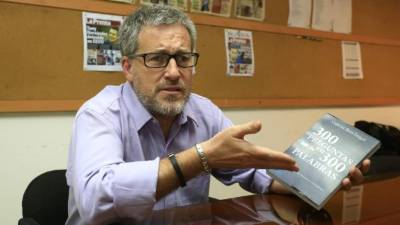 El comunicador llegó a San Pedro Sula para presentar su libro “300 preguntas en 300 palabras”. Foto Moisés Valenzuela.