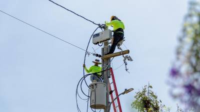 Cuadrillas del PNRP instalan sistema contra hurto de energía en San Pedro Sula.