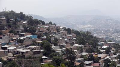 Foto de archivo de un barrio habitado por personas de bajos recursos en Tegucigalpa