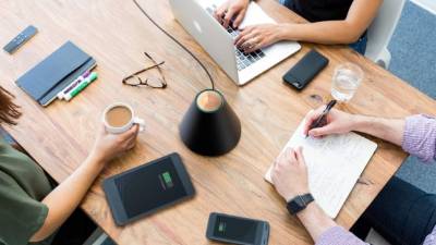 Pi no requiere contacto físico para cargar los dispositivos móviles que se coloquen a su alrededor.