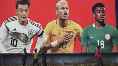 El Mundial de Fútbol arrancó con una colorida fiesta este jueves en Rusia en la que desatacó la victoria de la Selección anfitriona sobre Arabia Saudí. Los rusos y sus rivales también estrenaron llamativos uniformes.Repasamos las camisetas más bellas del Mundial 2018, según el diario español El País.