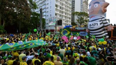 Miles de brasileños se tomaron hoy las calles en decenas de ciudades del país para expresar su rechazo al Partido de los Trabajadores (PT) y a su candidato presidencial, Fernando Haddad, y ensalzar a su rival en la segunda vuelta de las elecciones, el ultraderechista Jair Bolsonaro.