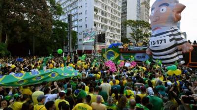 Miles de brasileños se tomaron hoy las calles en decenas de ciudades del país para expresar su rechazo al Partido de los Trabajadores (PT) y a su candidato presidencial, Fernando Haddad, y ensalzar a su rival en la segunda vuelta de las elecciones, el ultraderechista Jair Bolsonaro.