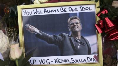 Miles de fans lloran la muerte del artista considerado una leyenda de la música pop. AFP