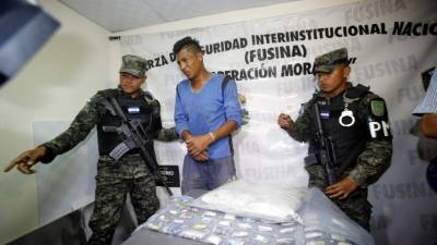 El detenido fue presentado por las autoridades tras su captura.