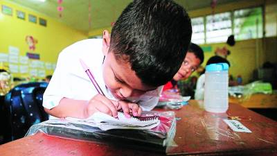 Dejan de estudiar para integrarse al mercado laboral.