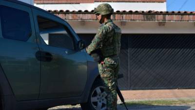 Elementos de la Marina se apostaron en las afueras de la residencia de la cuñada del 'Chapo'.