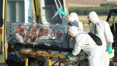 Un sacerdote español infectado de ébola fue repatriado a su país.