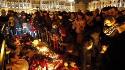 Los rusos ponen flores y encienden velas en la Plaza del Palacio de San Petersburgo en memoria de las 224 víctimas del accidente del avión A321 de MetroJet Airbus en el Sinaí, Egipto.