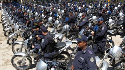 Los policías que patrullan en las calles de Honduras recibieron ayer 400 motocicletas nuevas.