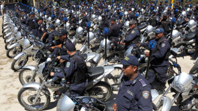 Los policías que patrullan en las calles de Honduras recibieron ayer 400 motocicletas nuevas.
