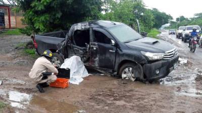 El automóvil quedó parcialmente destrido producto del accidente.