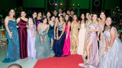 <b><span class=mln_uppercase_mln>ELEGANCIA.</span></b> Con estilo refinado y delicado, las jóvenes se destacaron en la alfombra roja de la celebración. FOTOS : GERSON ALACHÁN