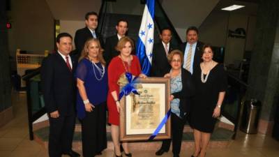 Francisco Lavadie, Julio Melara, Carlos Amaya y Juan Carlos Alonzo con Oswaldo Figueroa, Marialex Boesch, María del Rosario Selman, la escritora Marta Susana Prieto de Oviedo y Ana Pacheco.