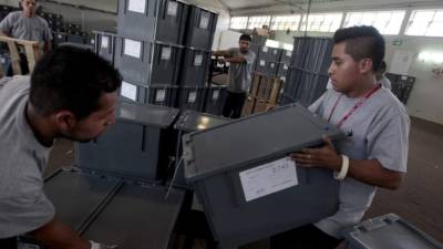 Los miembros del Tribunal Supremo Electoral empezaron la distribución del material que será usado en los comicios del domingo.