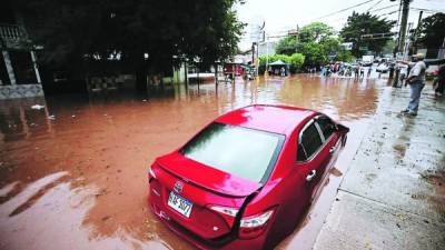 En la capital, sectores como La Kennedy resultaron inundados por fuertes tormentas.
