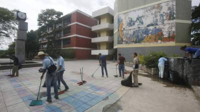 Los empleados comenzaron a trabajar en la limpieza de los edificios que fueron entregados el sábado.