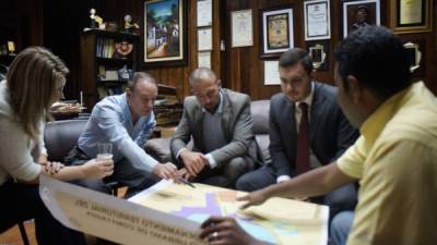 Momento de la socialización del área comercial del aeropuerto de Palmerola. El alcalde Carlos Miranda cuando revisaba los planos del proyecto junto a los concesionarios. Foto de archivo.