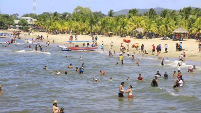 Los vacacionistas abarrotaron las playas tanto municipal como en las comunidades garífunas. FOTOS: FRANKLYN MUÑOZ