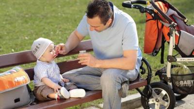 Hoy en día también es común ver a muchos padres solteros que se hacen cargo de sus hijos, sin ayuda de nadie.