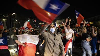Chilenos celebran el triunfo del ‘rechazo’ a la propuesta para una nueva y polémica Constitución.