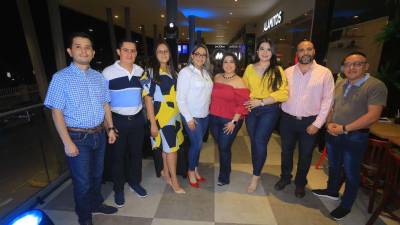 Anfitriones. Bryan Cruz, Geovanny Ramírez, Dora Flores, Lynnette Rivas, Alejandra Cruz, Jenssi Rodríguez, Guillermo Díaz y Raúl Peña