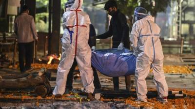 Hospitales y cementarios desbordados son la evidencia de la catástrofe sanitaria que vive India. FOTO AFP