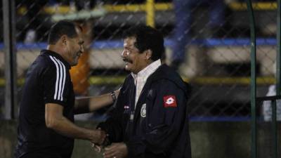 El técnico del Parrillas One, Hernán García, saluda a su colega Wilmer Cruz.
