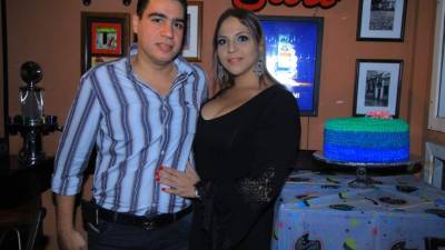 Johan Zúniga junto con su esposa y cumpleañera Johanna Boadla de Zúniga.