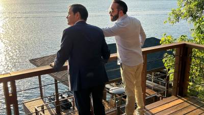 El secretario de Estado de Estados Unidos, Marco Rubio (d), conversa conel presidente de El Salvador, Nayib Bukele, este lunes en El Congo (El Salvador).
