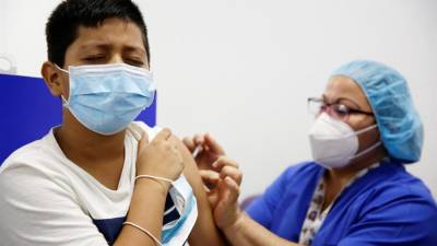 Un niño recibe su primera dosis de la vacuna contra la covid-19.