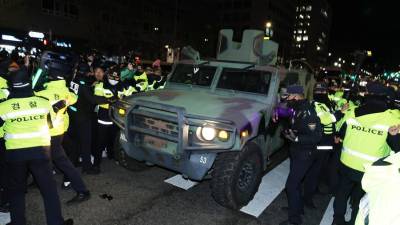 Militares rodearon la Asamblea Nacional de Corea del Sur tras la orden de ley marcial.