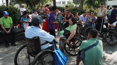 Personas en silla de ruedas, ciegos y sordomudos se congregaron ayer en el parque. Foto: Cristina Santos.