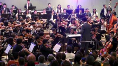Los conciertos de la orquesta sinfónica de la Victoriano encantan a miles de sampedranos que disfrutan la buena música. Foto: Amílcar Izaguirre.
