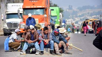 Un grupo de campesinos participan de una protesta y mantienen bloqueado el paso en el sector de Cuatro Caminos, a 189 kilómetros de Ciudad de Guatemala (Guatemala) el miércoles 11 de mayo de 2016. EFE.