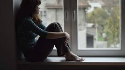 Un joven depresivo que no quiere salir de casa está propenso a un suicidio.