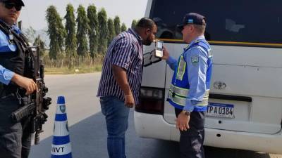 Agentes de Vialidad y Transporte practican pruebas de alcoholemia en las carreteras de Copán.