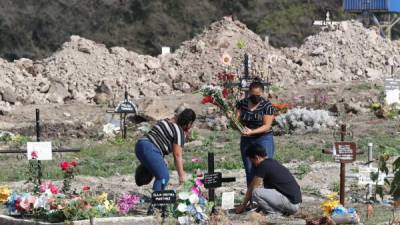 Fotografía de archivo fechada el 9 de mayo de 2021 donde se observan a varias personas en el cementerio en Tegucigalpa (Honduras). EFE/ Gustavo Amador/Archivo