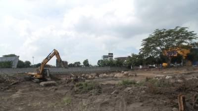 La maquinaria pesada ya realiza trabajos de excavación en el amplio terreno ubicado cerca del hospital Mario Rivas.