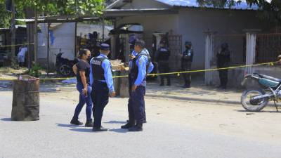 Al lugar llegaron equipos de las Policía Nacional y Militar para resguardar la escena.