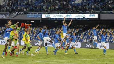 Los jugadores del Napoli festejaron con su afición la victoria ante Cagliari. Foto AFP.