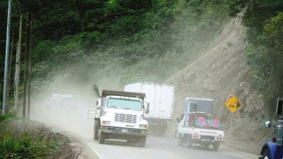 Peligro. Ayer LA PRENSA constató el desprendimiento de material. Foto: José Cantarero.