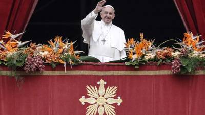 Vatican City (Vatican City State (holy See)), 21/04/2019.- Pope Francis delivers the 'Urbi et Orbi' blessing at the end of the Easter Sunday mass in Saint Peter's square at the Vatican City, 21 April 2019. Easter is celebrated around the world by Christians to mark the resurrection of Jesus from the dead and the foundation of the Christian faith. (Papa) EFE/EPA/GIUSEPPE LAMI