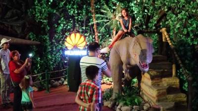 Los dinosaurios causaron asombro en los pequeños que llegaron a la exhibición. Foto: Cristina santos