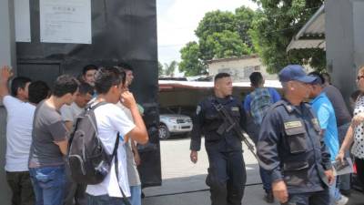 Los custodios piden aumento de salario.