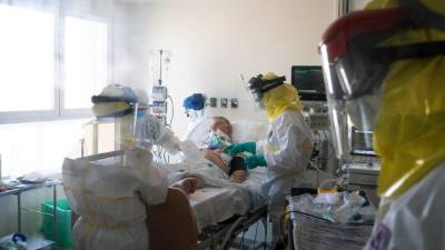 Personal médico en España atiende a un paciente con coronavirus. Foto: AFP