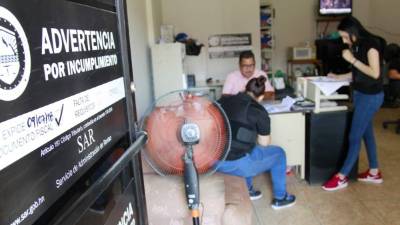 Agentes del SAR mientras levantan la tercera acta a una agencia aduanera de Puerto Cortés.