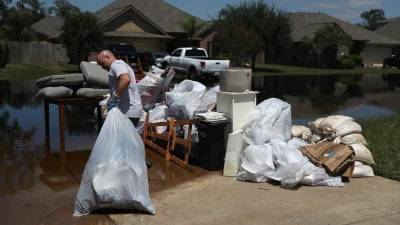 Dos semanas después de Harvey aún hay sectores del oeste de Houston anegados.// foto AFP.